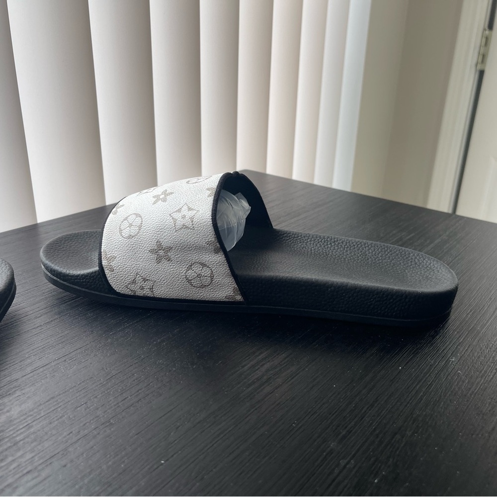 Classic White and Gray size 45 EU Monogram Slide Sandals - Picture 9 of 9